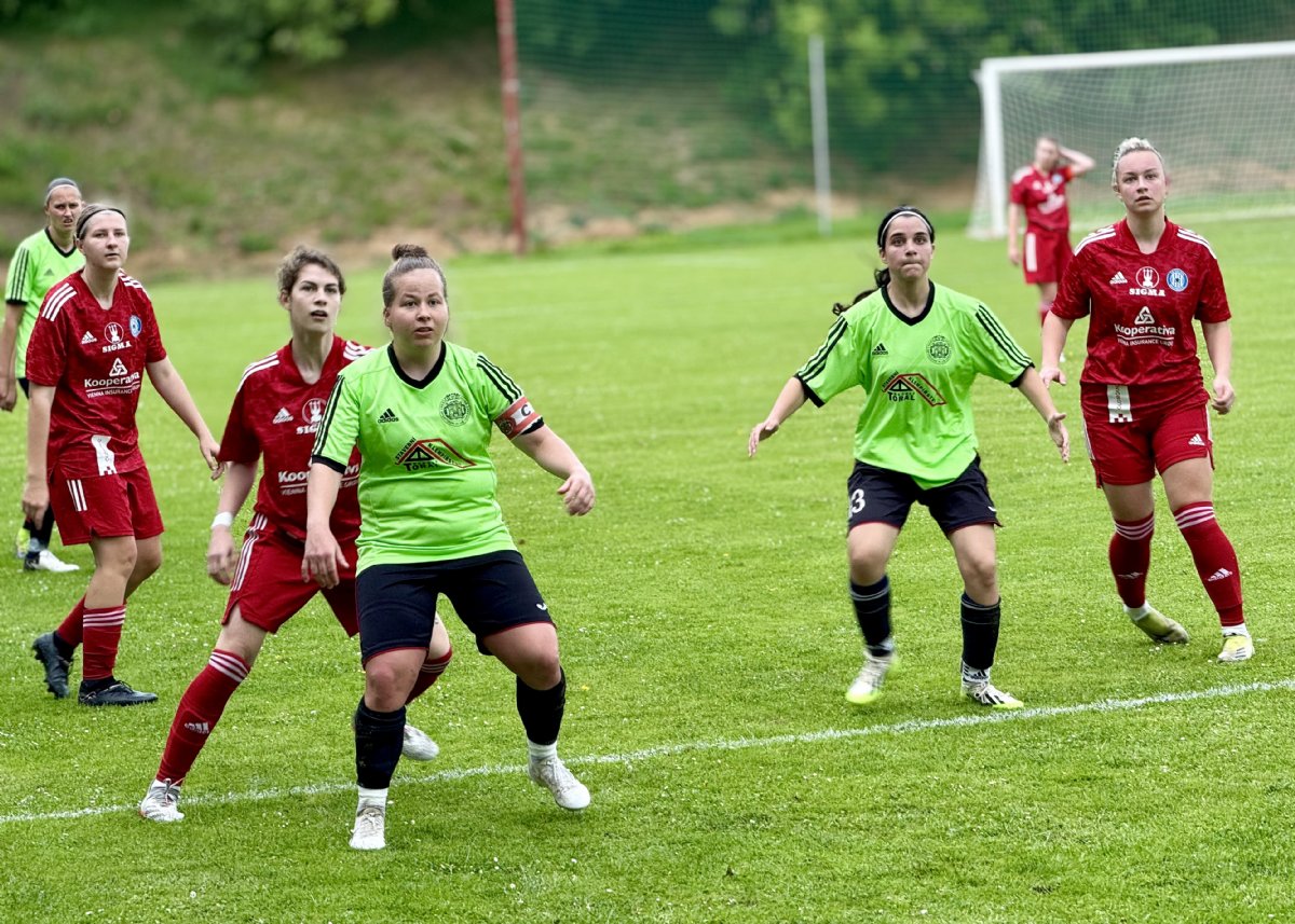 The ladies’s B-team drew with Uherský Brod in a wild shootout.  The youthful college students scored 14 targets